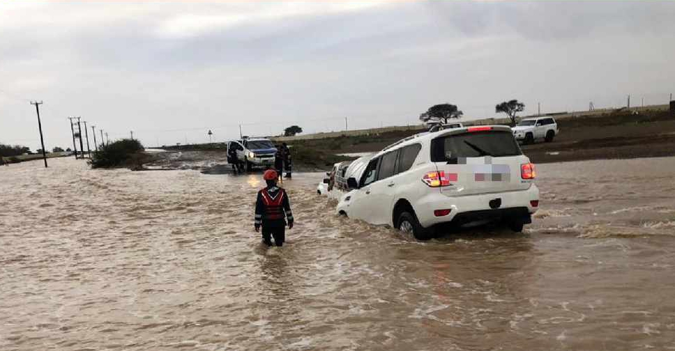 Abu Dhabi Police rescue people trapped in flooded valleys - ARN News  Centre- Trending News, Sports News, Business News, Dubai News, UAE News,  Gulf, News, Latest news, Arab news, Sharjah News, Gulf