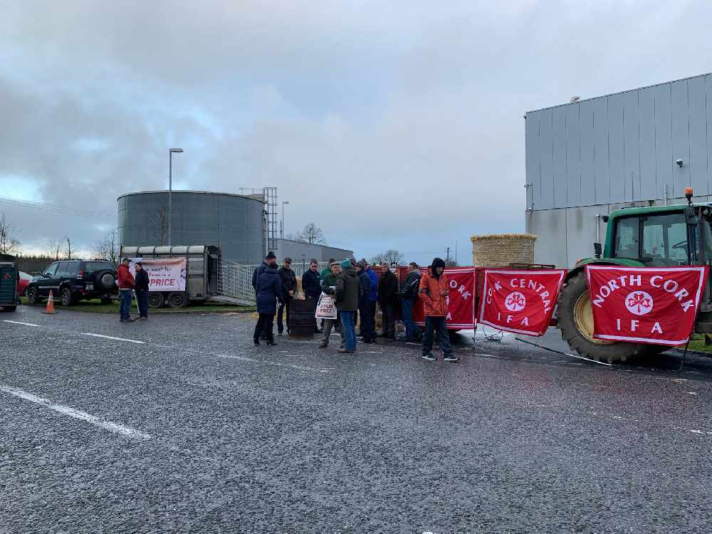 Farmers blockade Lidl in Charleville - Cork's 96FM